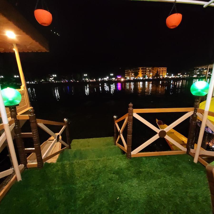 Tashkand Houseboat Srīnagar Exterior foto
