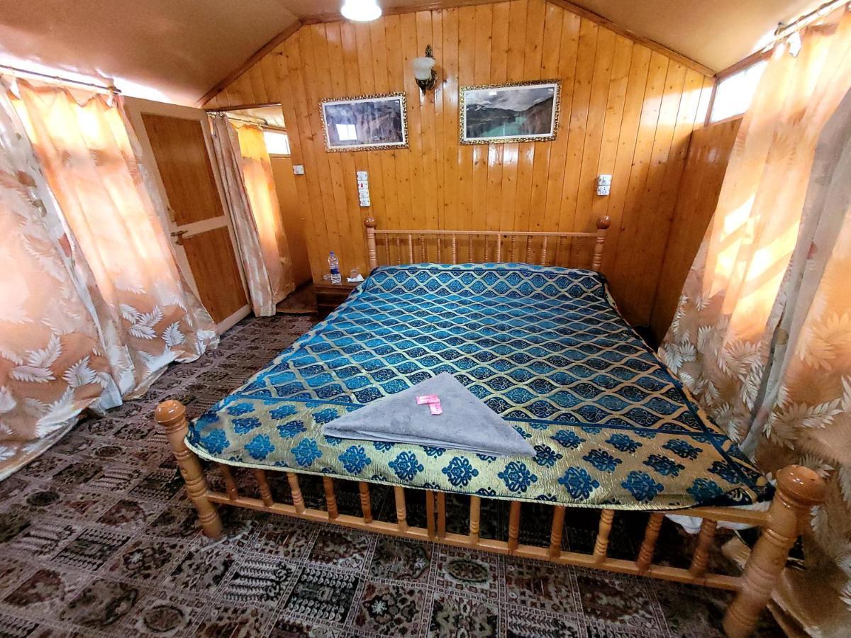 Tashkand Houseboat Srīnagar Exterior foto